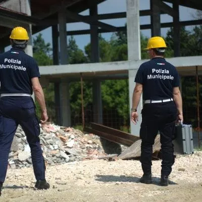 Due agenti della Polizia Municipale presso un cantiere